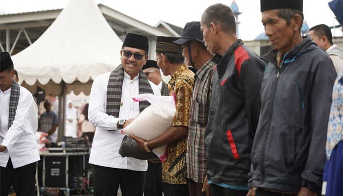 Bupati Solok Selatan, Khairunas serahkan paket sembako dalam peringatan Maulid Nabi Muhammad SAW 1446 H