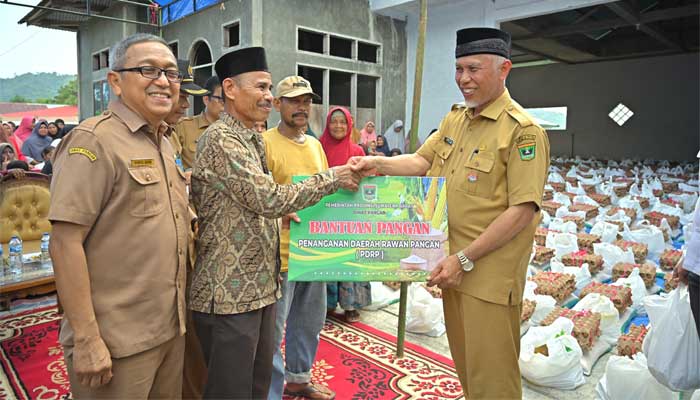 Indeks Ketahanan Pangan Sumbar Masuk Kategori Paling Baik, Kinerja Gubernur Dipuji 1 Gubernur Sumbar, Mahyeldi serahkan bantuan pangan