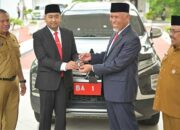 Mahyeldi serahkan mobil dinas BA 1 kepada Plt Gubernur Sumbar, Audy Joinaldy
