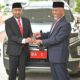 Mahyeldi serahkan mobil dinas BA 1 kepada Plt Gubernur Sumbar, Audy Joinaldy