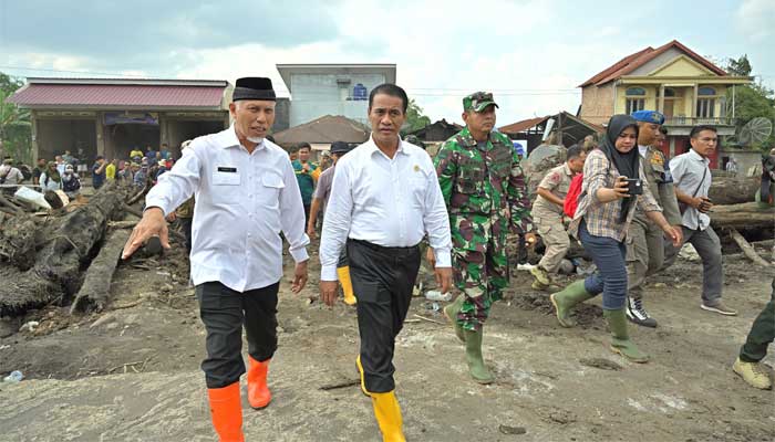 Menuju Sumbar Tangguh Bencana, Pemprov Maksimalkan Mitigasi dan Minimalisir Dampak 1 Gubernur Sumbar, Mahyeldi saat dampingi Menteri meninjau daerah terdampak bencana
