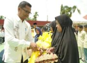 Hampir 5 Ribu Pasang Pakaian Seragam Gratis Dibagikan untuk Siswa Baru SMA dan SMK Solsel