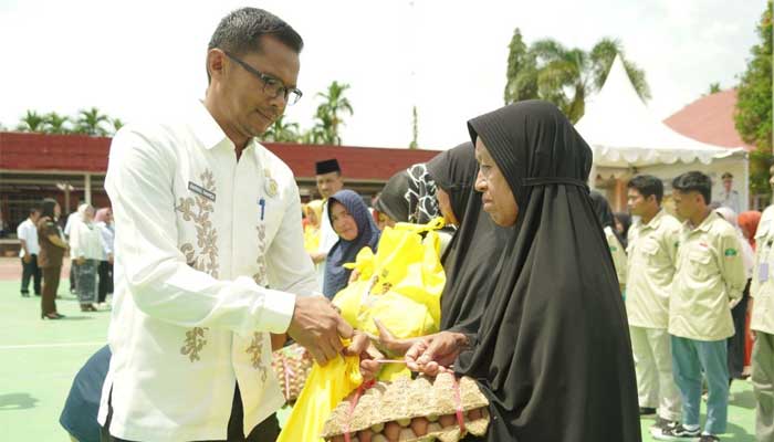 Pembagian pakaian seragam gratis di Solsel