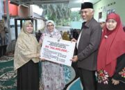 Gubernur Sumbar, Mahyeldisalurkan bantuan untuk penanganan masalah sosial