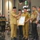 Gubernur Sumbar, Mahyeldi Ansharullah, saat penyerahan sejumlah penghargaan sektor ketenagakerjaan