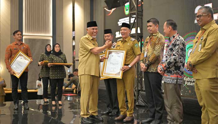 Gubernur Sumbar, Mahyeldi Ansharullah, saat penyerahan sejumlah penghargaan sektor ketenagakerjaan