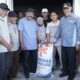 Gubernur Sumbar, Mahyeldi saat pengiriman beras ke Sikakap, Pagai Utara, dan Pagai Selatan, Kepulauan Mentawai