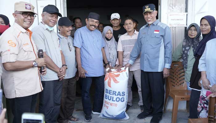 Gubernur Sumbar, Mahyeldi saat pengiriman beras ke Sikakap, Pagai Utara, dan Pagai Selatan, Kepulauan Mentawai
