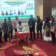 Ketua HMI Kabupaten Dharmasraya, Nanda Arfalia Putra menandatangani serah terima kepengurusan