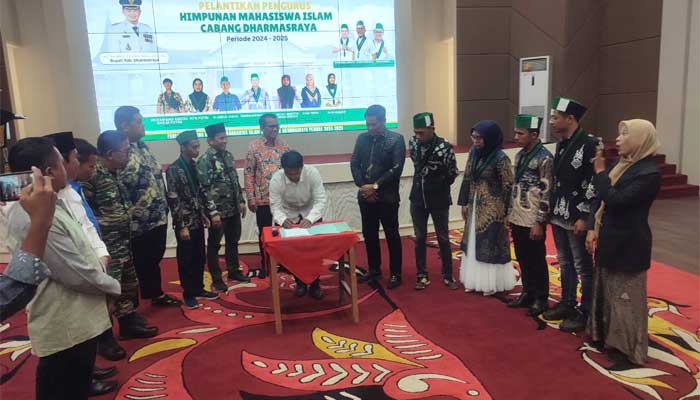 Pengurus HMI dan Korps HMI Wati Dharmasraya Dilantik 1 Ketua HMI Kabupaten Dharmasraya, Nanda Arfalia Putra menandatangani serah terima kepengurusan