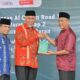Gubernur Sumbar, Mahyeldi serahkan secara simbolis wakaf 20 Ribu Alquran untuk Ponpes Modern Manahijussadat 3 Salimpaung