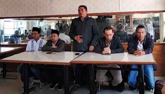 Anggota DPRD Kota Bukittinggi Ibrayaser Minta Maaf kepada Wartawan 1 Anggota DPRD Kota Bukittinggi dari Partai Keadilan Sejahtera (PKS), Ibrayaser, meminta maaf kepada para wartawan