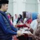 Wako Bukittinggi, Erman Safar Serahkan Pakaian Kerja untuk Kader Posyandu Balita, Lansia, Poskeskel dan Remaja
