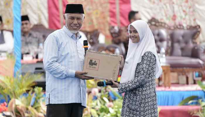 Gubernur Sumbar, Mahyeldi Bagikan Laptop di SMAN 1 Solok