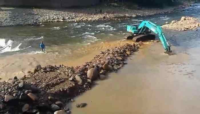 Bendungan Irigasi Koto Kandis di Pessel sedang diperbaiki