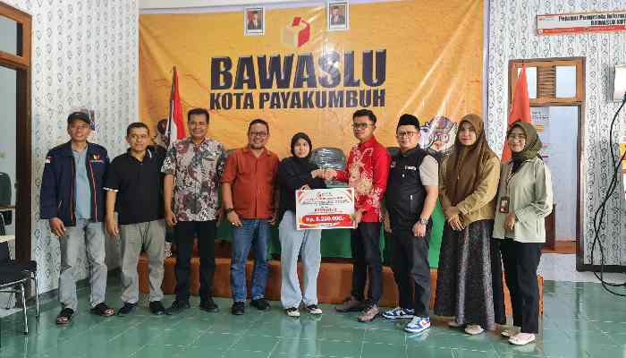 Bawaslu Serahkan Santunan Kecelakaan Kerja kepada PKD Padang Tinggi Piliang Payakumbuh