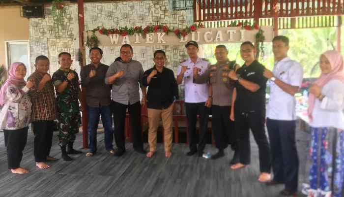 Tim penilai sisi ekonomi kreatif Provinsi Sumbar di Watek Ducati, Nagari Alam Pauh Duo, Kecamatan Pauh Duo, Kabupaten Solok Selatan