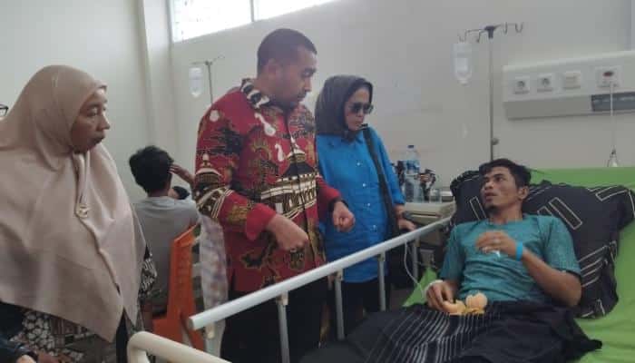 Plt Gubernur Sumbar, Audy Joinaldy bezuk Korban Tambang Emas Ilegal Sungai Abu Solok