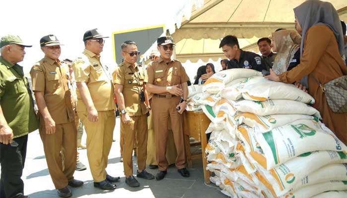 Penyerahan bantuan untuk penerima di Kecamatan Sangir