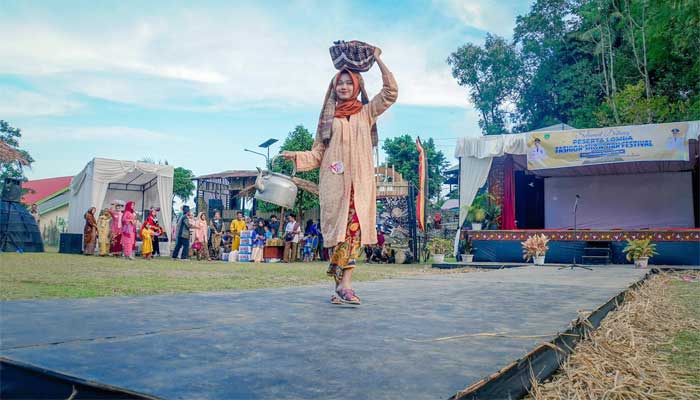 Lomba Fashion Show Baju Saisuak Meriahkan Desa Wisata Fair 2024 di Kubu Gadang