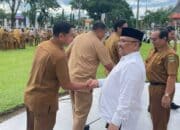 Plh Sekdaprov Sumbar, Erinaldi bersama Hansastri usai apel pada Senin pagi di halaman Kantor Gubernur