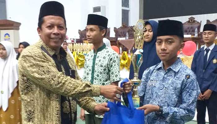 Siswa MTsN Padang Panjang Adzan Melaju ke OBA Nasional 1 Siswa Kelas IX-A MTsN Padang Panjang, Habib Adzanul Haqqi, meraih juara 1 Olimpiade Bahasa Arab (OBA) 2024 Tingkat Provinsi Sumatra Barat