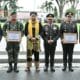 Plt. Gubernur Sumbar, Audy Joinaldy dalam penyerahan penghargaan kepada Personel Kepolisian dan TNI di peringatan Hari Kesaktian Pancasila
