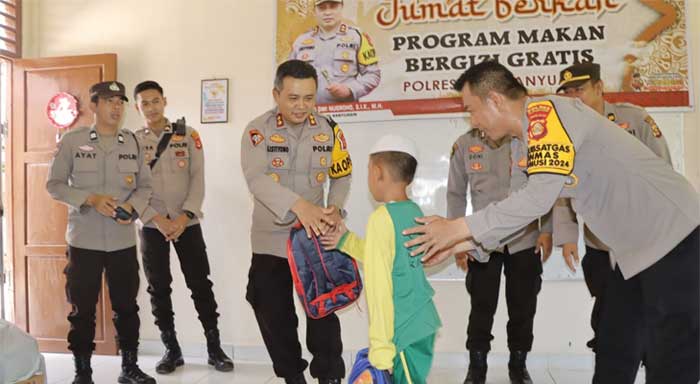 Kapolres Muba Bagikan Makan Siang Bergizi Gratis ke Pelajar SD Islamiyah Kayuara 1 Kapolres Muba Bagikan Makan Siang Bergizi Gratis ke Pelajar SD Islamiyah Kayuara