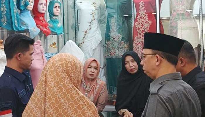 Keluhan dan Aspirasi Pedagang Pasa Ateh Bukittinggi: Jual Beli Menurun, Toko Banyak Tutup 1 Anggota Komisi II DPRD Kota Bukittinggi melakukan peninjauan dan inspeksi mendadak (Sidak) ke Gedung Pasa Ateh
