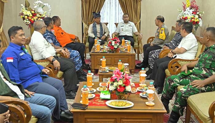 Plt Gubernur Sumatera Barat (Sumbar), Audy Joinaldy bersama Forkopimda sambut kunjungan Kepala Basarnas, Marsekal Madya TNI Kusworo di Ruang VVIP Bandara Internasional Minangkabau (BIM)