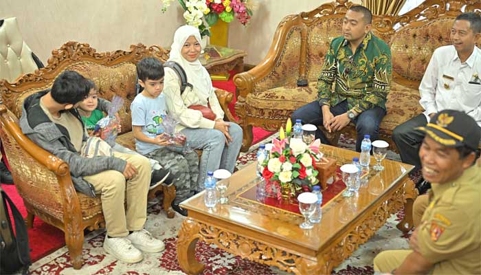 Empat orang WNI asal Sumatera Barat (Sumbar) yang berhasil dievakuasi dari Beirut, Lebanon, disambut Plt. Gubernur Sumbar, Audy Joinaldy