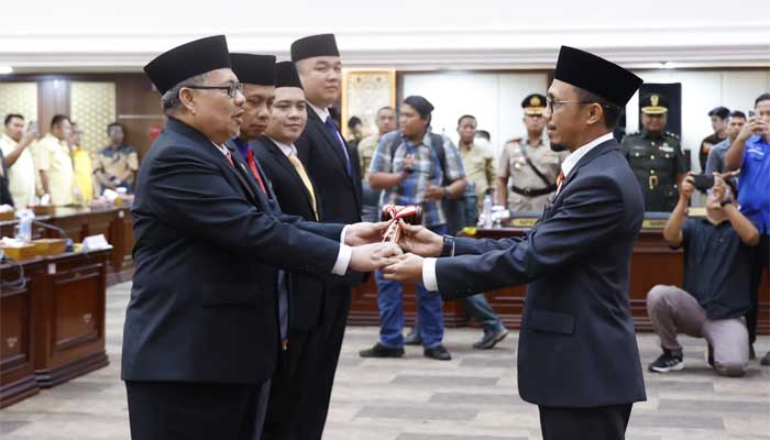 Ketua sementara DPRD Sumbar, Irsyad Syafar, secara simbolis menyerahkan palu pimpinan DPRD kepada Muhidi