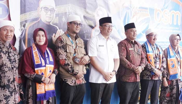 Pj Wako Padang Panjang Lepas 102 Jemaah Umrah BSM ke Tanah Suci