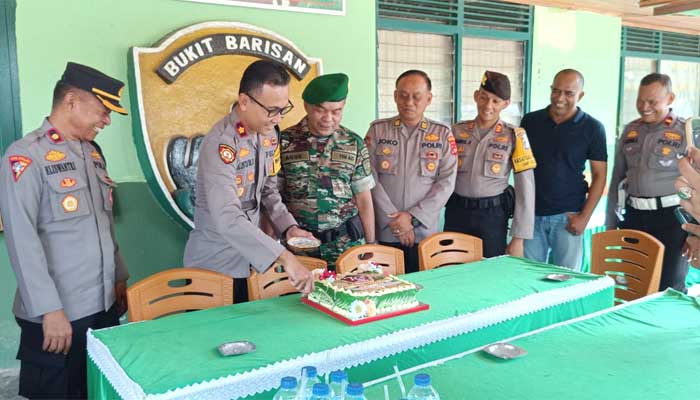 Polres Dharmasraya Berikan Kejutan di HUT TNI ke-79 kepada Koramil 03/Pulau Punjung