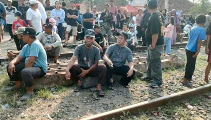 Ratusan Warga Purwakarta Unjuk Rasa Protes Penutupan Jalan oleh KAI, Ini Sebabnya