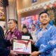 Musliar Kasim serahkan Penghargaan Tokoh Anak Inspiratif Tahun 2024 kepada Thayyibal Syafiq