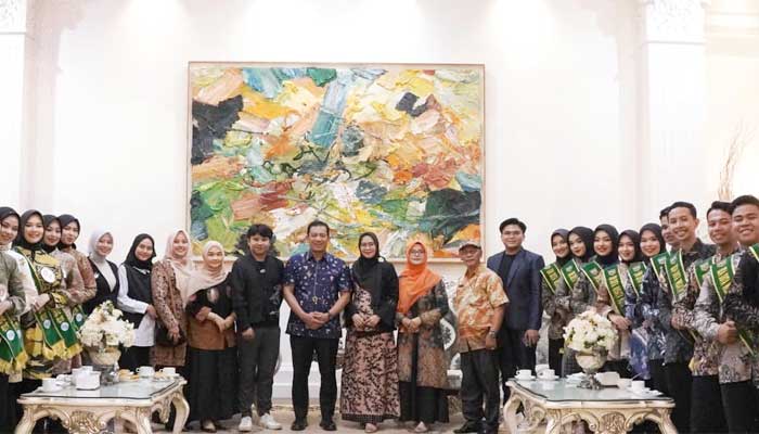 Pj Wako Sonny Budaya Putra dan Pj Ketua TP-PKK, Sri Hidayani bersama finalis Uda Uni Duta Wisata Kota Padang Panjang