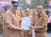 Wako Solok Serahkan Penghargaan, THT dan SK Pengangkatan CPNS IPDN Tamatan 2024