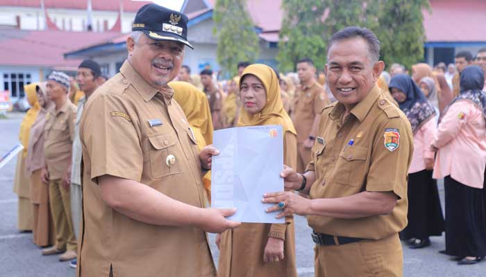 Wako Solok Serahkan Penghargaan, THT dan SK Pengangkatan CPNS IPDN Tamatan 2024