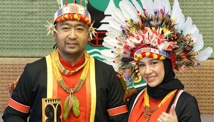 Akhirnya Kepulauan Mentawai Lepas dari Status Sangat Tertinggal 1 Plt Gubernur Sumbar, Audy Joinaldy bersama Istri memakai pakaian adat Mentawai