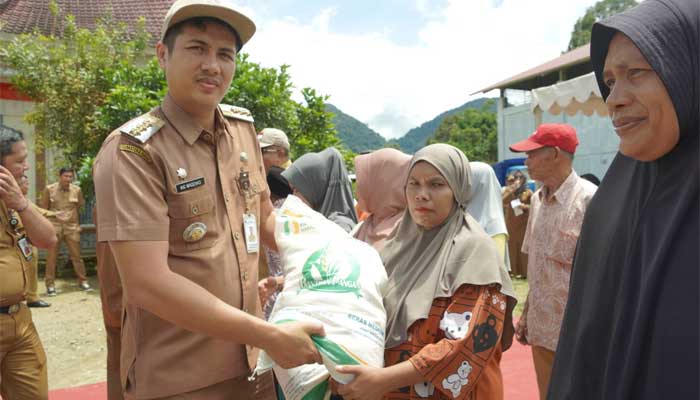 Penyerahan bantuan untuk penerima se-Kecamatan Pauh Duo