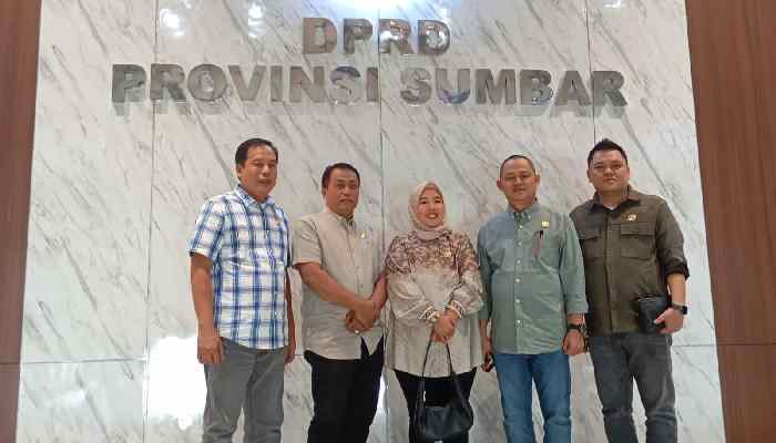 Kepala Bagian Umum dan Keuangan Sekretariat DPRD Sumbar, Udlil Iman Zul, menerima kunjungan kerja pimpinan dan anggota Komisi II DPRD Kabupaten Bungo, Provinsi Jambi