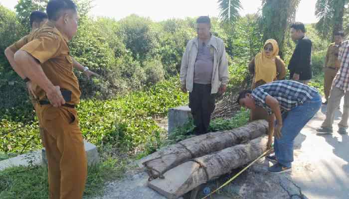 Dinas PUPR meninjau dan melakukan pengecekan langsung di gorong-gorong yang amblas di Dusun 1 dan 3 Desa Meranti, Kabupaten Asahan