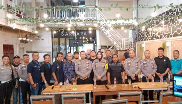 Kasat Lantas Polres Asahan, AKP Resty bersama jajarannya makan siang bareng bersama Insan Pers