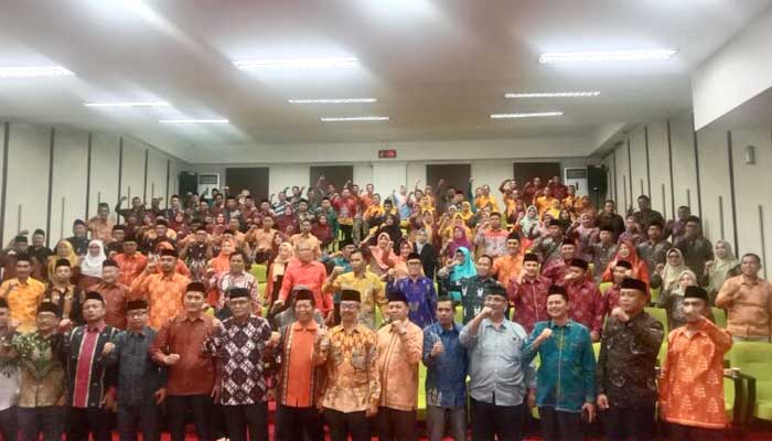 Kepala Madrasah MAN 2 Kota Malang, Syamsudin (tengah, berkacamata) foto bersama rombongan Kanwil Kemenag Sulawesi Tengah