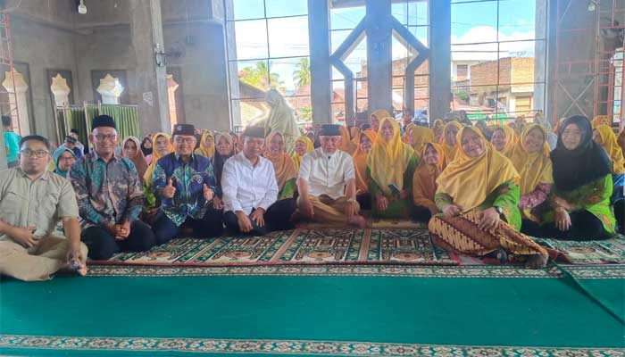 Penasehat PW Muhammadiyah Sumbar, Mahyeldi dan Sekretaris PWM, Apris bersama Aisyiyah Sontang usai Tablig Akbar