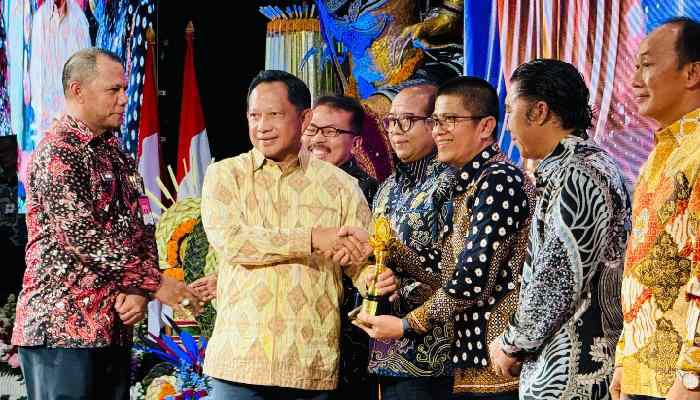 Gubernur Sumbar Terima Penghargaan Upakarya Wanua Nugraha dari Mendagri