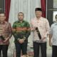Plt Gubernur Sumbar, Audy Joinaldy menyerahkan Surat Keputusan (SK) Menteri Dalam Negeri mengenai perpanjangan masa jabatan Penjabat (Pj) Wali Kota Padang Panjang dan Pj. Wali Kota Pariaman