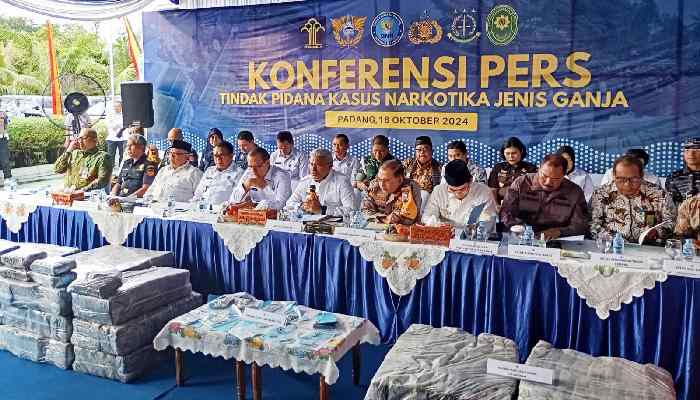 DPRD Sumbar Siap Bersinergi dalam Pemberantasan Narkoba 1 Konferensi pers Polda Sumbar dalam jumpa pers mengenai pengungkapan kasus narkoba jenis ganja seberat 624,507 kilogram