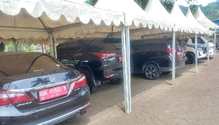 Selama masa kampanye, sejumlah mobil dinas telah diparkir di Halaman Kantor Bupati Solok Selatan